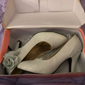 Gorgeous Silver Dress Shoes Brand New size 7